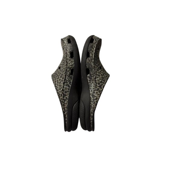 Womens Crocs Leopard Print Slip-On Clogs Size W8 Lightweight Comfort Shoes - Picture 5 of 8
